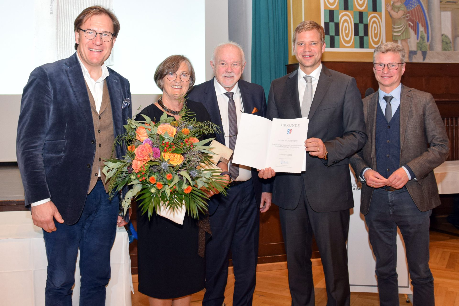 Maria und Peter Gruber (2. und 3. v. l.) bei der Überreichung